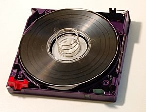 Magnetic-tape-LTO.jpg